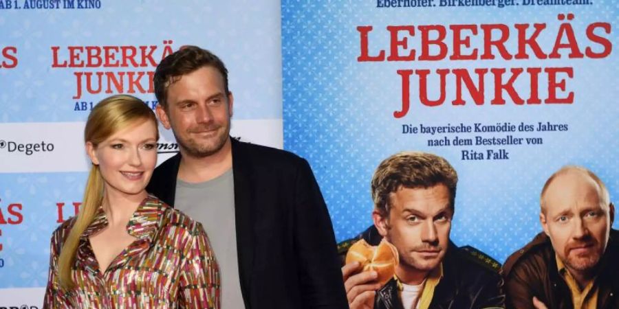 Sebastian Bezzel und Johanna Christine Gehlen bei der Premiere von «Leberkäsjunkie» in München. Foto: Felix Hörhager/dpa