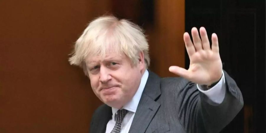 Boris Johnson, Premierminister von Grossbritannien, winkt in der Tür der Downing Street, nachdem das britische Unterhaus dem Brexit-Handelspakt mit der Europäischen Union zugestimmt hat. Foto: Dominic Lipinksi/PA Wire/dpa