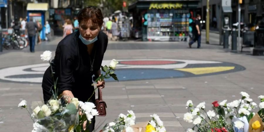 Blumen erinnern auf dem Boulevard Las Ramblas an die Anschlagsopfer