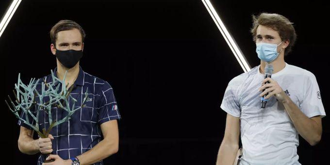 Alexander Zverev (rechts) bei seiner Rede nach dem verlorenen Final in Paris-Bercy. Alexander Zverev