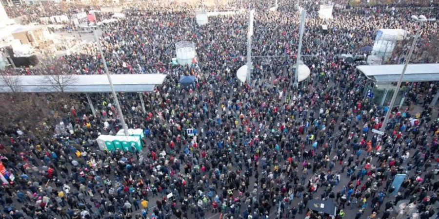 Tausende nahmen an der "Querdenken"-Demo in Leipzig teil. Foto: Sebastian Kahnert/dpa-Zentralbild/dpa