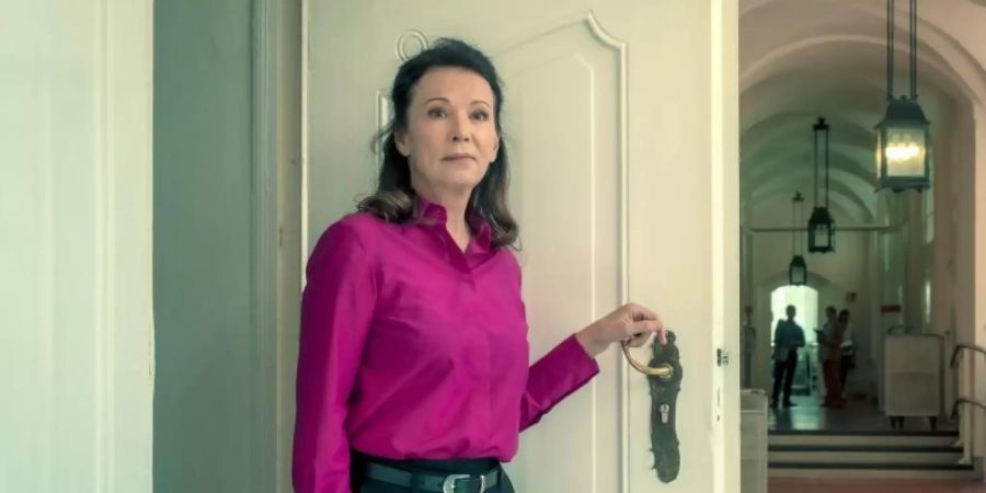 Iris Berben als Dr. Nüssen-Winkelmann in der Gesellschaftskomödie «Das Unwort». Foto: Conny Klein/ZDF/dpa