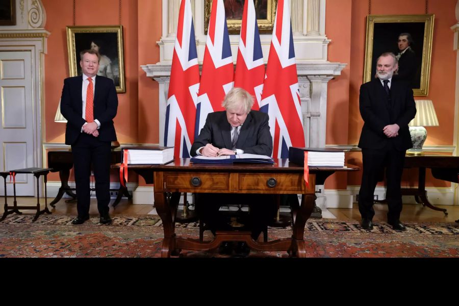 Boris Johnson signs the Brexit trade deal