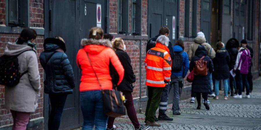 Schlange stehen vor dem Impfzentrum in Berlin-Treptow