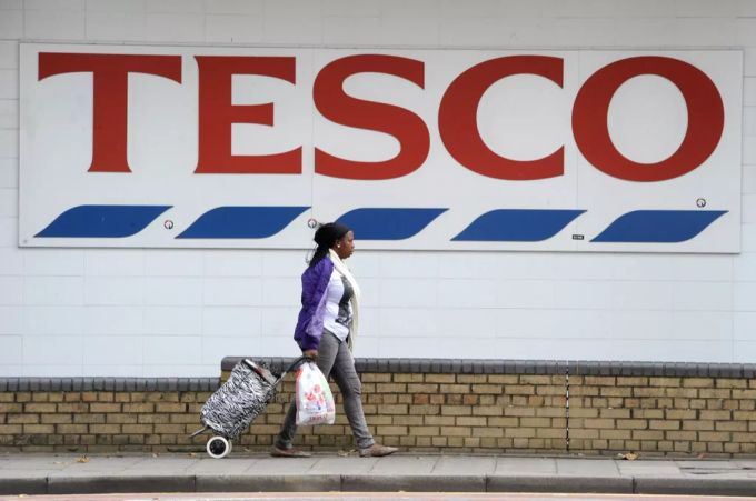 Die Supermarktkette Tesco will beim Transport und der Lagerung des Corona-Impfstoffes von Astrazeneca helfen. Tesco
