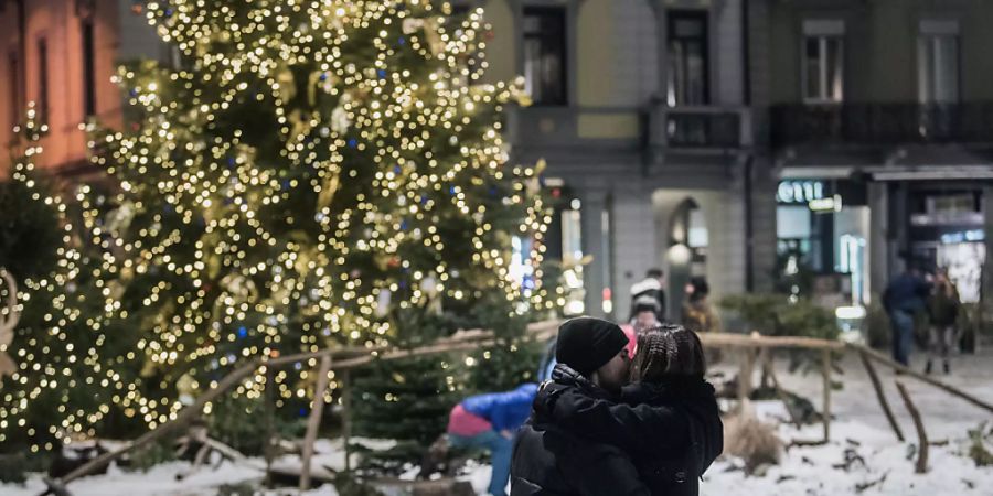 Der Kanton Tessin hat eine weisse Nacht auf Neujahr erlebt, im Bild Strassenszene in Locarno.