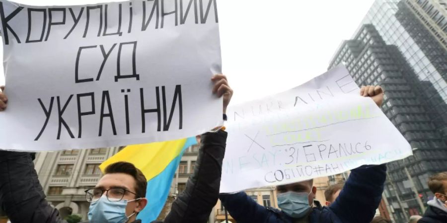 Protestplakat mit der Aufschrift: «Ukrainisches Korruptionsgericht»