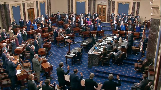 Patrick Leahy (r), Senator der Demokraten, der das Amtsenthebungsverfahren gegen den ehemaligen Präsidenten Donald Trump leiten wird, bei der Vereidigung der Mitglieder des Senats für das Amtsenthebungsverfahren gegen den ehemaligen Präsidenten Donald Trump im Senat. Foto: Uncredited/Senate Television/AP/ Amtsenthebungsverfahren gegen Trump