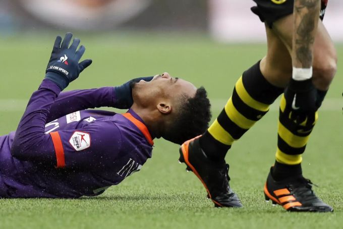 Lausannes Pedro Brazão liegt am Boden. In den ersten 45 Minuten durchaus ein symbolisches Bild für die ganze Lausanner Mannschaft. yb lausanne super League