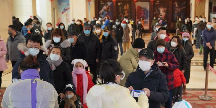 Einwohner registrieren ihre persönlichen Daten vor dem Corona-Test in einem Testzentrum in Shijiazhuang. Foto: Mu Yu/XinHua/dpa