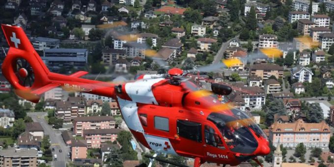 Ein Helikopter der Rega in der Luft. Auch die verletzten Arbeiter wurden mit einem Helikopter ins Spital geflogen. (Archivbild) Rega Helikopter