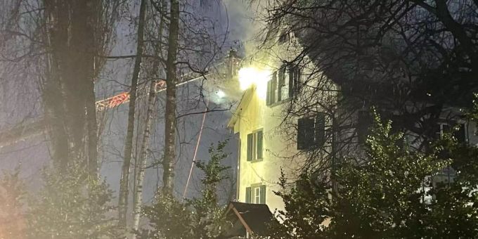 In Uerikon ZH - Haus steht nach mutmasslichem Blitzeinschlag in Flammen
