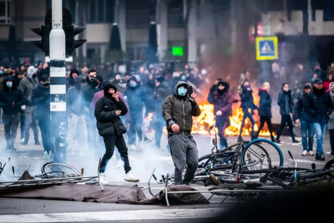 Beängstigende Szenerie am späteren Sonntagnachmittag in Eindhoven. Krawalle eindhoven