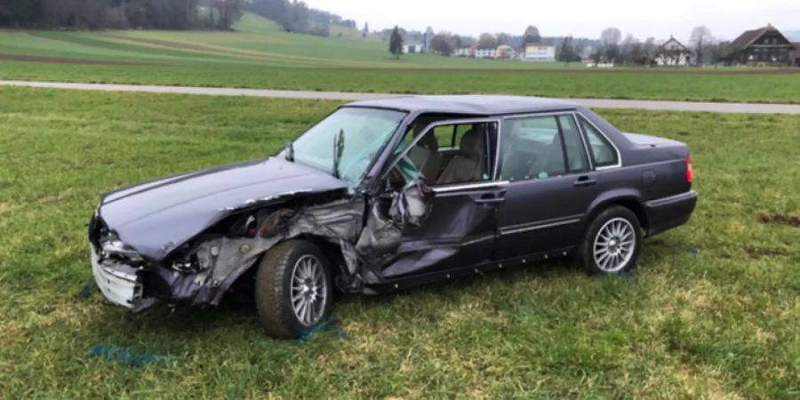 Auto streift Traktoranhänger