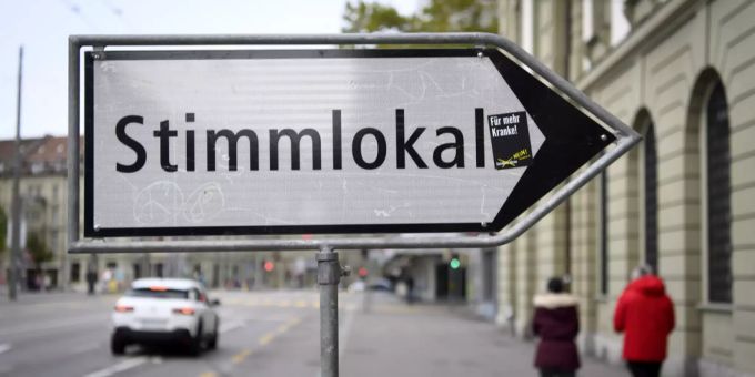 Eine Tafel weist in Bern auf das Stimmlokal. Stimmlokal bern tafel