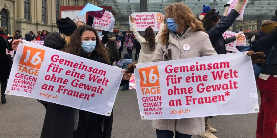 Die SP-Nationalrätin Tamara Funiciello (l.) war beim Flashmob dabei.