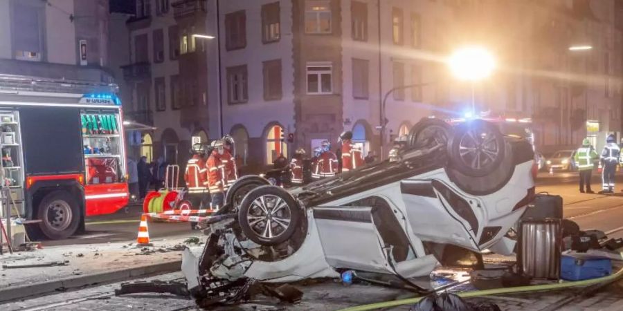 Ein mit einem Messer bewaffneter Mann hat im Westen Baden-Württembergs innerhalb weniger Stunden verschiedene Unfälle verursacht, dabei mehrere Menschen verletzt und zwei Fahrzeuge geraubt. Foto: Aaron Klewer/Einsatz-Report24/dpa