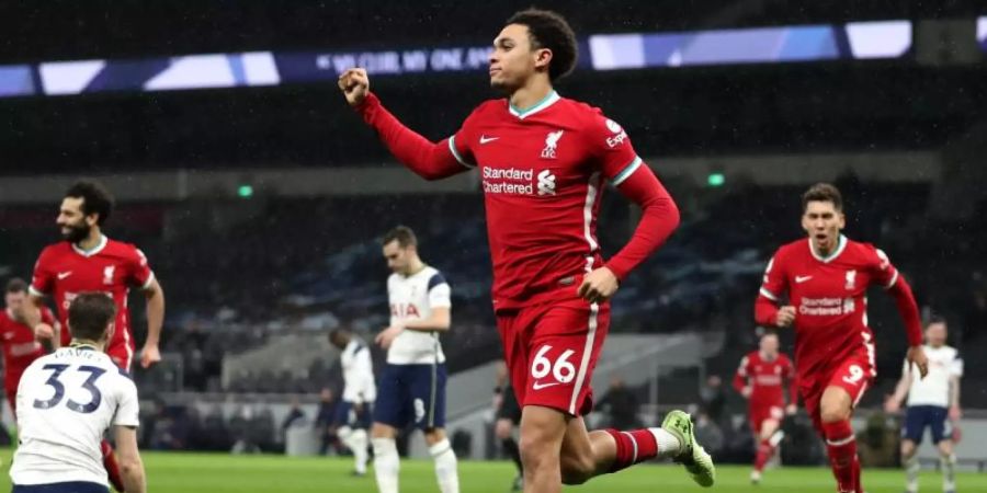 Trent Alexander-Arnold (M.) vom FC Liverpool jubelt nach seinem Treffer zum 2:0. Foto: Catherine Ivill/PA Wire/dpa