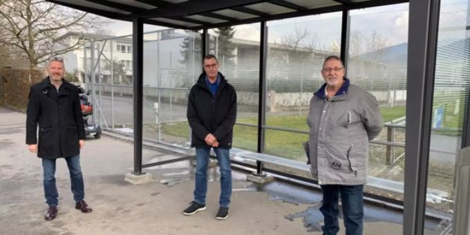 Ernst Eggmann (rechts), Initiant Josef Hürzeler (Mitte) und Baudirektor Thomas Marbet konnten kürzlich den Abschluss der Arbeiten mit der Einrichtung der dynamischen Fahrgastinformation begehen. Bushaltestelle Kleinholz Sporthalle
