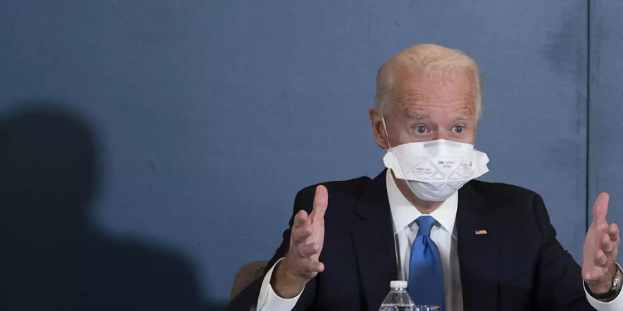 Joe Biden spricht während eines Treffens mit Kamala Harris. Foto: Alex Brandon/AP/dpa