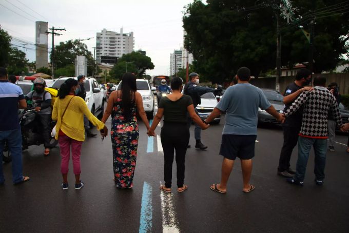 Angehörige von Patienten, die mit COVID-19 ins Krankenhaus eingeliefert wurden, blockieren eine Strasse während eines Protests vor dem Krankenhaus 28 Agosto in Manaus. Coronavirus - Brasilien