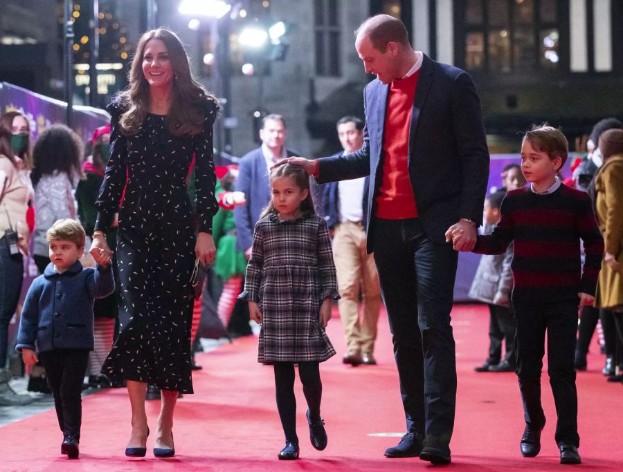 Prinz Louis, Kate Middleton, Prinzessin Charlotte, Prinz William und Prinz George auf dem roten Teppich.