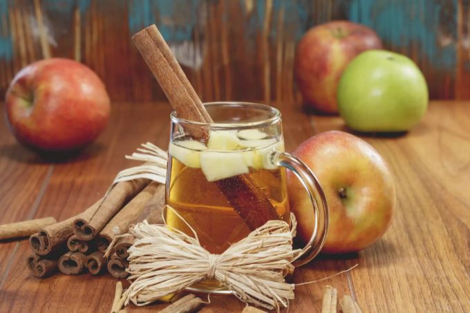 Ein alkoholfreier Apfelpunch schmeckt richtig gut. Apfelpunch