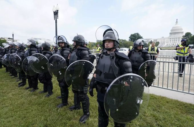 Die Polizei hat das Kapitol abgeriegelt. Polizei Kapitol