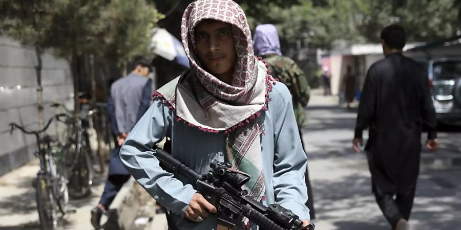 Ein Taliban-Kämpfer steht an einem Kontrollpunkt in Kabul. Nach Angaben des russischen Botschafters, Dmitri Schirnow, sind die Taliban zur Verhandlung mit ihren Gegnern in der letzten noch nicht eroberten afghanischen Provinz Pandschir bereit. Das teilte Schirnow im russischen Staatsfernsehen mit. Foto: Rahmat Gul/AP/dpa