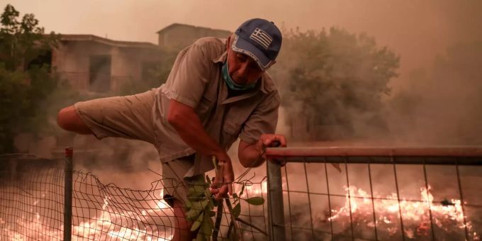 Ein Mann bei den letzten Feuern Anfang August in Euböa. Nun ist erneut ein Waldbrand ausgebrochen. Waldbrand