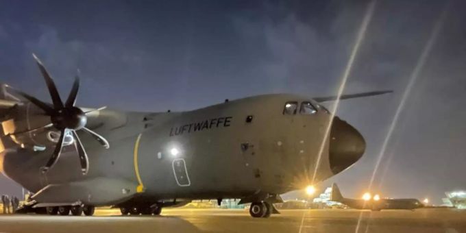 Ein Airbus der deutschen Luftwaffe auf dem Flughafen von Taschkent. Die Bundeswehr hat weitere Schutzbedürftige aus Kabul evakuiert. Foto: Marc Tessensohn/Bundeswehr/dpa Ein Airbus der deutschen Luftwaffe auf dem Flughafen von Taschkent. Die Bundeswehr hat weitere Schutzbedürftige aus Kabul evakuiert. Foto: Marc Tessensohn/Bundeswehr/dpa