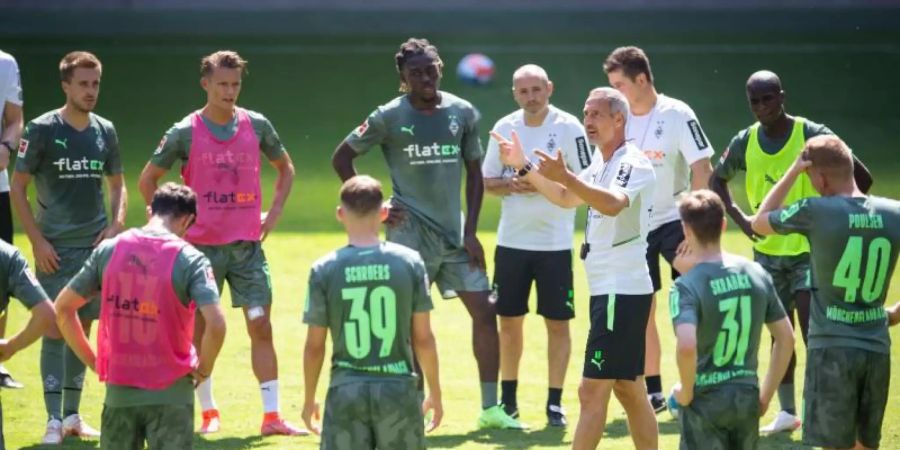 Aufgalopp am Niederrhein: Adi Hütter (M) leitete sein erstes Training als Gladbach-Coach. Foto: Marius Becker/dpa