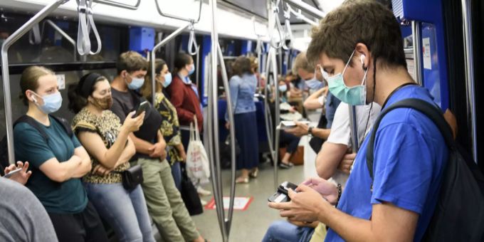Seit anderthalb Jahren gilt im öV wegen des Coronavirus Maskenpflicht. Maskenpflicht Jubiläum ÖV Coronavirus