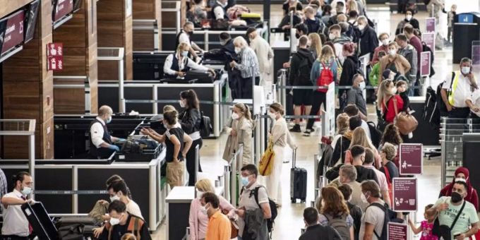 Reisende stehen am Flughafen am Security Check. Foto: Fabian Sommer/dpa Portugal Einreise Coronavirus