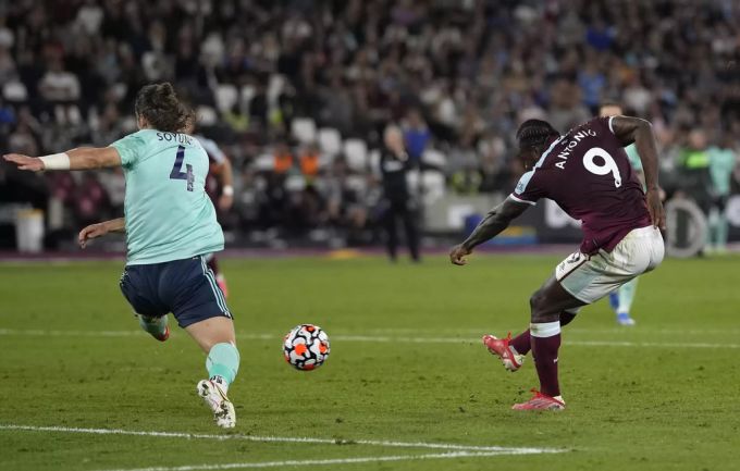 Mit diesem strammen Schuss erzielt Antonio das dritte Tor für West Ham. West Ham