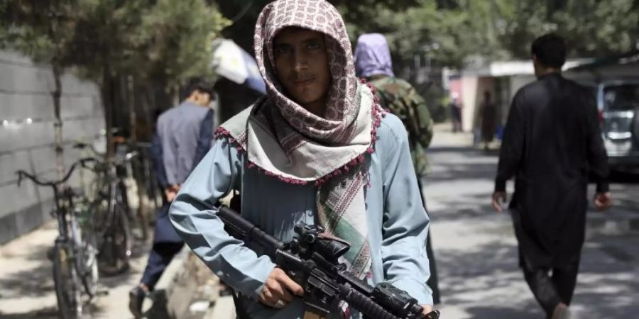 Ein Taliban-Kämpfer an einem Kontrollpunkt in Kabul. Die Islamisten versichern, dass Afghanen auch nach dem für den 31. August geplanten US-Truppenabzug das Land verlassen dürfen. Foto: Rahmat Gul/AP/dpa