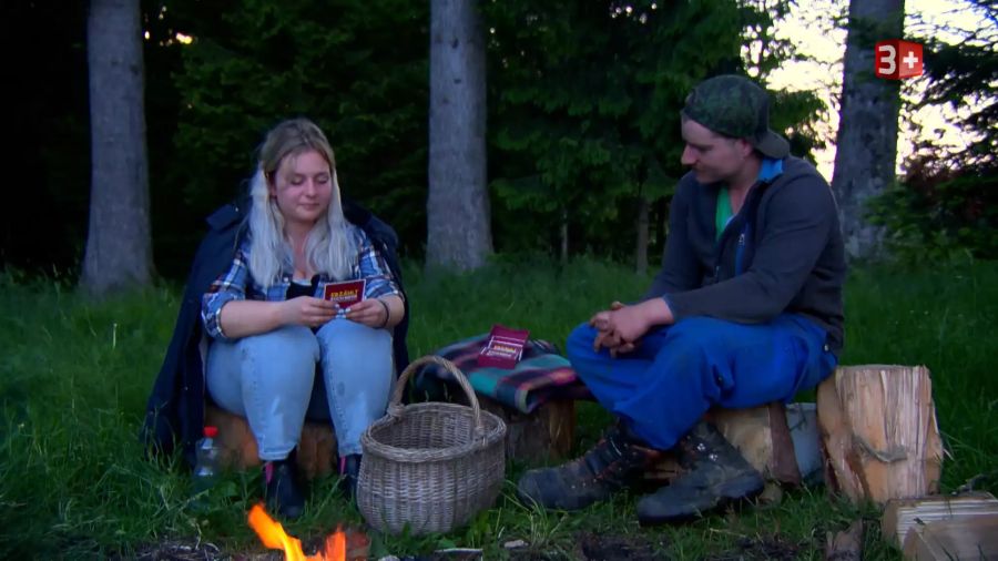 Die Hofdame löchert den Landwirt mit Fragen.