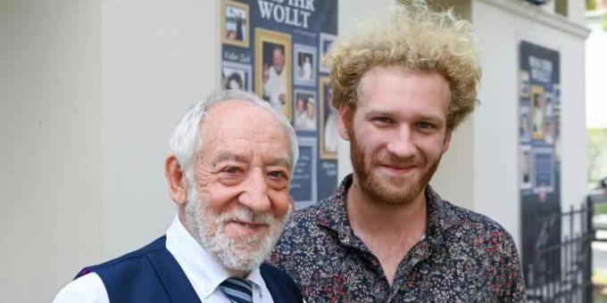 Der Theaterleiter und Komiker Dieter Hallervorden (l) und sein Sohn, der Schauspieler Johannes Hallervorden, stehen bei der Vorstellung des Programms für die neue Spielzeit vor dem Schlosspark Theater. Foto: Jens Kalaene/dpa-Zentralbild/dpa Der Theaterleiter und Komiker Dieter Hallervorden (l) und sein Sohn, der Schauspieler Johannes Hallervorden, stehen bei der Vorstellung des Programms für die neue Spielzeit vor dem Schlosspark Theater. Foto: Jens Kalaene/dpa-Zentralbild/dpa
