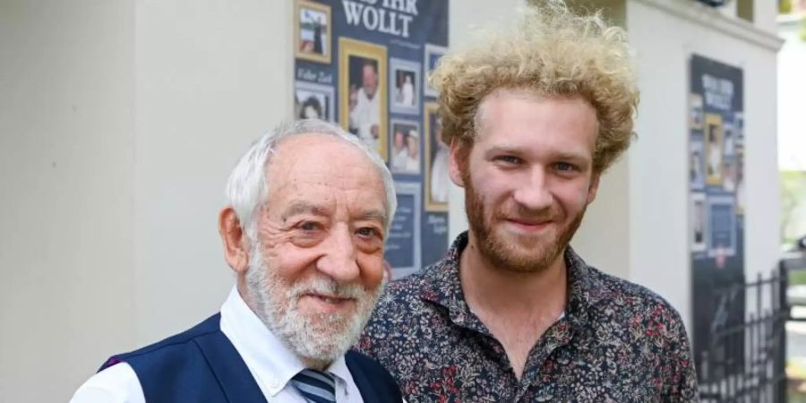 Der Theaterleiter und Komiker Dieter Hallervorden (l) und sein Sohn, der Schauspieler Johannes Hallervorden, stehen bei der Vorstellung des Programms für die neue Spielzeit vor dem Schlosspark Theater. Foto: Jens Kalaene/dpa-Zentralbild/dpa