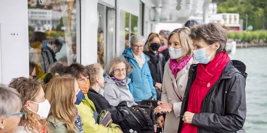 Bundesrätin Simonetta Sommaruga (rechts) auf dem Schiff zum Rütli UR im Gespräch mit geladenen Frauen.