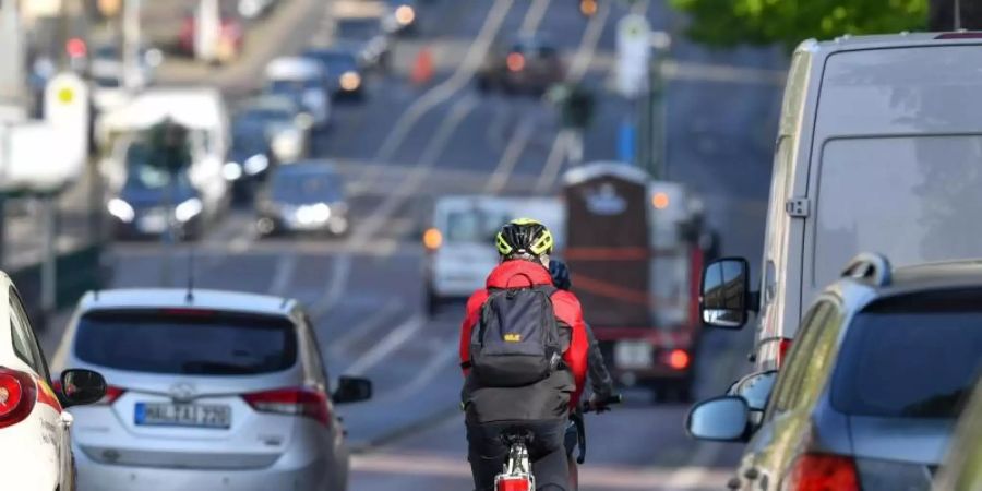 Zu wenige oder unsichere Radwege: Im Autoland «Deutschland» wird Radfahrern oft nur wenig Platz eingeräumt, bemängelt der ADFC. Foto: Hendrik Schmidt/dpa-Zentralbild/dpa