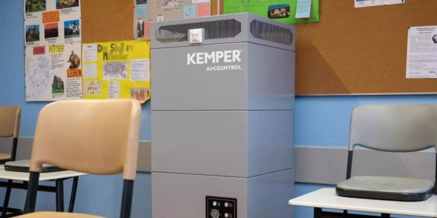 Nicht nur in Schulen gefragt: Luftfiltergeräte finden in der Pandemie reissenden Absatz. Foto: Christophe Gateau/dpa
