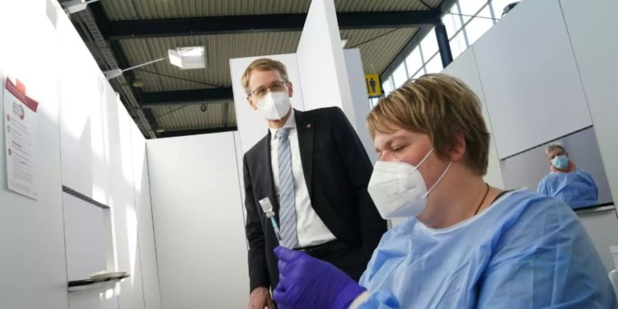 Daniel Günther im April im Impfzentrum Husum