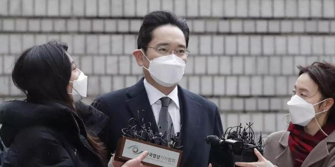 Lee Jae-yong (M), stellvertretender Aufsichtsratsvorsitzender von Samsung, vor dem Obersten Gerichtshof in Seoul. samsung lee jae-yong