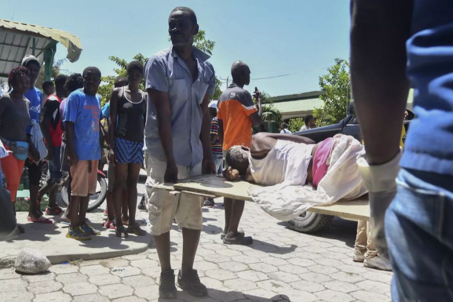 Das Beben hat sich offiziellen Angaben zufolge rund 12 Kilometer von der Gemeinde Saint-Louis-du-Sud und etwa 125 Kilometer westlich der Hauptstadt Port-au-Prince in einer Tiefe von rund zehn Kilometern ereignet.