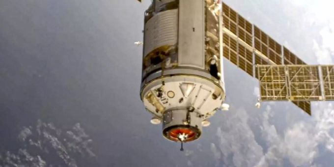 Nach achttägiger Reise ist das russische Forschungsmodul an der Internationalen Raumstation ISS angekommen. Foto: Roscosmos Space Agency Press Service/dpa Nach achttägiger Reise ist das russische Forschungsmodul an der Internationalen Raumstation ISS angekommen. Foto: Roscosmos Space Agency Press Service/dpa