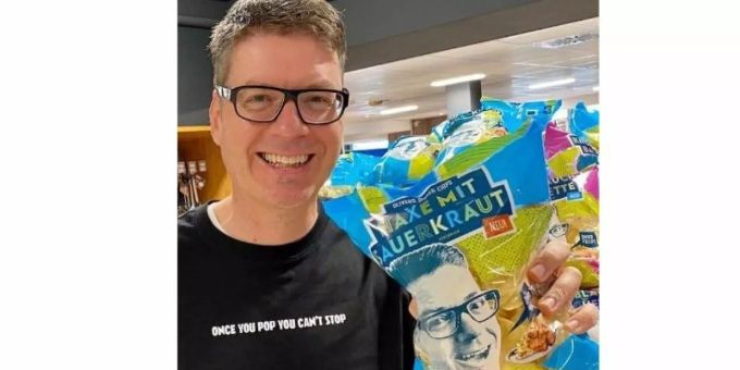 Oliver Numrich hat für Oktoberfest-Fans Chips der Geschmacksrichtung «Haxe mit Sauerkraut» entwickelt. Foto: -/Oliver’s Dinner Chips/dpa Oliver Numrich hat für Oktoberfest-Fans Chips der Geschmacksrichtung «Haxe mit Sauerkraut» entwickelt. Foto: -/Oliver’s Dinner Chips/dpa
