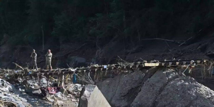 Beschädigte Eisenbahnbrücke in Rech im Ahrtal.