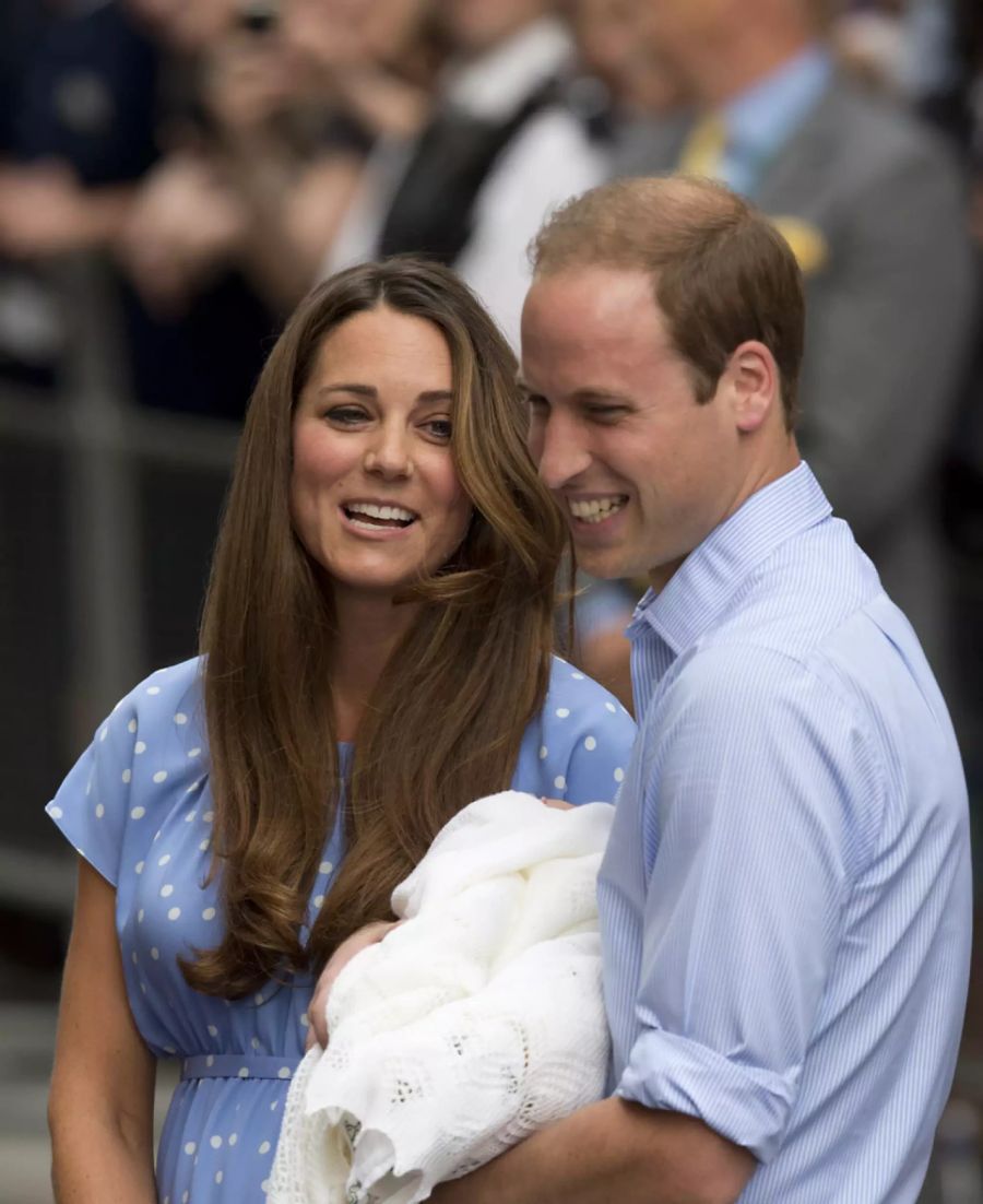 Eines der ersten Bilder von Prinz George am 23. Juli. Am Tag zuvor brachte Herzogin Kate den Thronfolger im St. Mary's Spital in London zur Welt.