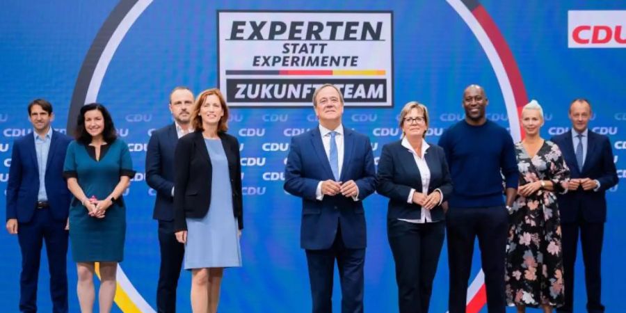 Laschets (M) «Zukunftsteam»: Andreas Jung (l-r), Dorothee Bär, Peter Neumann, Karin Prien, Barbara Klepsch, Joe Chialo, Silvia Breher und Friedrich Merz. Foto: Christoph Soeder/dpa